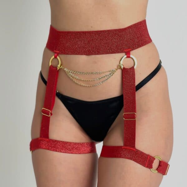 MAISON LIBERTINE - Открытый бюстгальтер Mademoiselle Rouge и пояс Mademoiselle Rouge Suspender Belt Подвеска пояс деталь передней женщины носить открытый бюстгальтер и красные подвески пояса