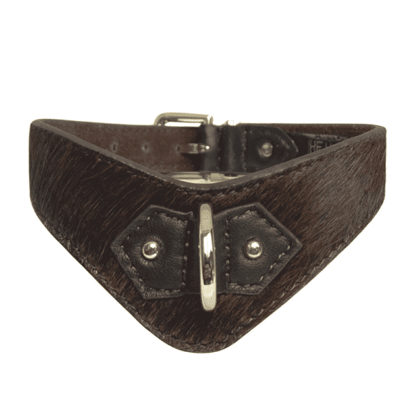 Packshot, photograph on white background of the Choker V Cadenas Chocolat in leather with gold bristles and rings