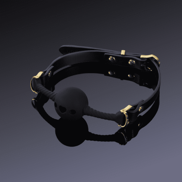 Image sur fond noir du bâillon buccal coeur noir.