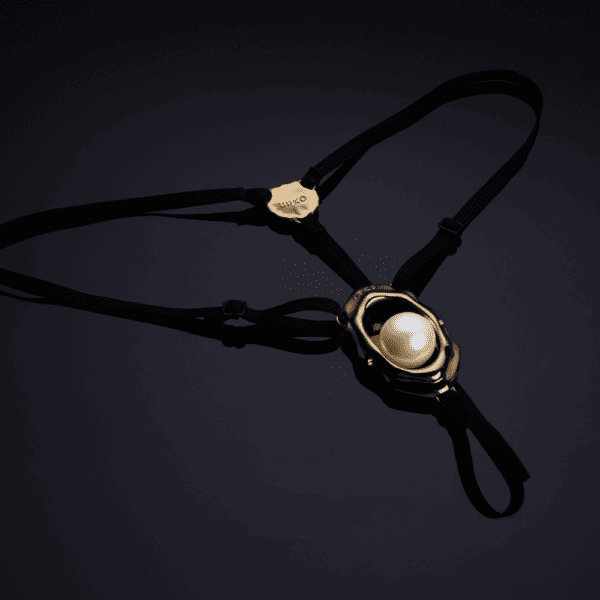 Joyería para clítoris UPKO "Moist Eyes" con estimulador ergonómico y cuenta rodante. Tanga ajustable, detalles dorados, aleación de zinc hipoalergénica para una estimulación y comodidad óptimas.