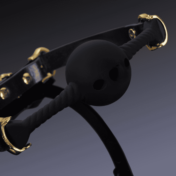 Image sur fond noir du bâillon buccal coeur noir.