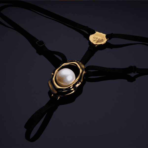 Joyería para clítoris UPKO "Moist Eyes" con estimulador ergonómico y cuenta rodante. Tanga ajustable, detalles dorados, aleación de zinc hipoalergénica para una estimulación y comodidad óptimas.