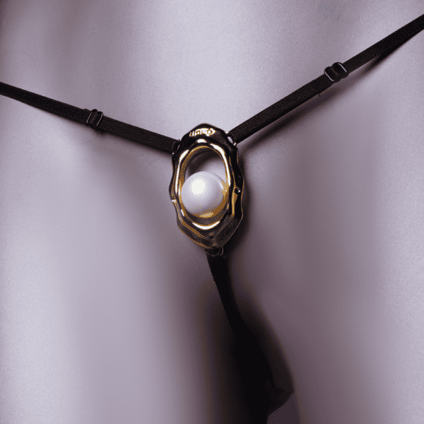 Joyería para clítoris UPKO "Moist Eyes" con estimulador ergonómico y cuenta rodante. Tanga ajustable, detalles dorados, aleación de zinc hipoalergénica para una estimulación y comodidad óptimas.