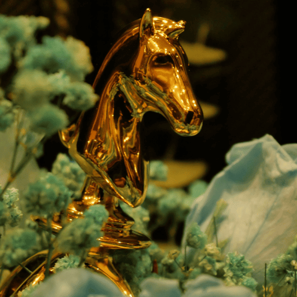 UPKO - THE CHESS Fotografie eines goldenen Springers aus einem Schachspiel Sexspielzeug in einem blauen Blumenstrauß gelegt