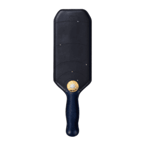 Packshot des Paddels aus schwarzem Leder mit Griff aus Eidechsenhaut mit Golddetails.