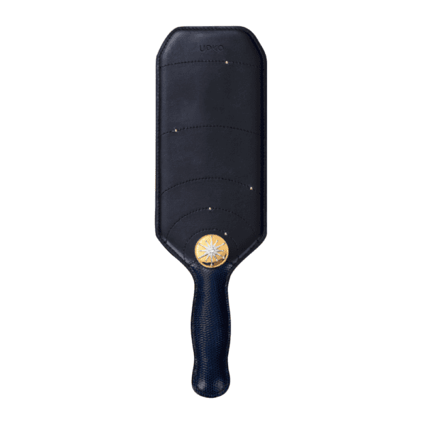 Packshot des Paddels aus schwarzem Leder mit Griff aus Eidechsenhaut mit Golddetails.