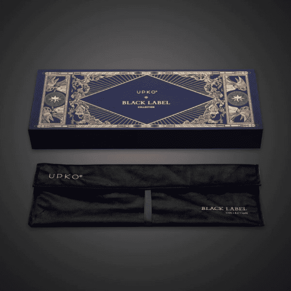Fotografie auf schwarzem Hintergrund der blauen und goldenen Verpackung, Schachtel mit Samtsäckchen mit der Aufschrift "UPKO BLACK LABEL COLLECTION".