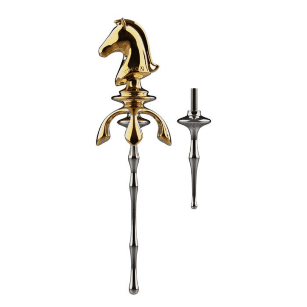UPKO - THE CHESS The Knight Harnröhrenkatheter Dieses Accessoire hat die Kraft der Vertiefung und ermöglicht eine andere Methode und einen anderen Winkel für den männlichen Orgasmus. Jedes Mal, wenn es benutzt wird, erzeugt es einen Wasserfall aus kristallklaren "Tränen" der Ekstase. Sanfte Neckereien, langsame Bewegungen und verspielte Filme, wie tanzende Perlen auf einem Jadeteller.