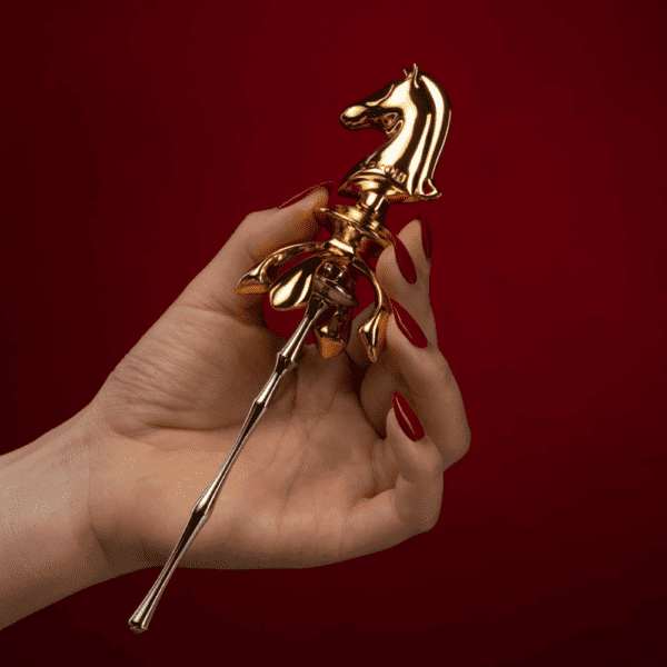 UPKO - THE CHESS The Knight Harnröhrenkatheter Dieses Accessoire hat die Kraft der Vertiefung und ermöglicht eine andere Methode und einen anderen Winkel für den männlichen Orgasmus. Jedes Mal, wenn es benutzt wird, erzeugt es einen Wasserfall aus kristallklaren "Tränen" der Ekstase. Sanfte Neckereien, langsame Bewegungen und verspielte Filme, wie tanzende Perlen auf einem Jadeteller.