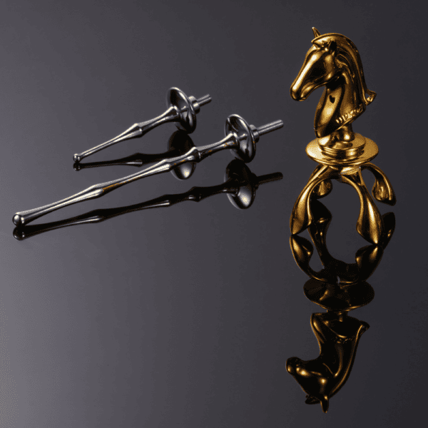 UPKO - THE CHESS The Knight Harnröhrenkatheter Dieses Accessoire hat die Kraft der Vertiefung und ermöglicht eine andere Methode und einen anderen Winkel für den männlichen Orgasmus. Jedes Mal, wenn es benutzt wird, erzeugt es einen Wasserfall aus kristallklaren "Tränen" der Ekstase. Sanfte Neckereien, langsame Bewegungen und verspielte Filme, wie tanzende Perlen auf einem Jadeteller.
