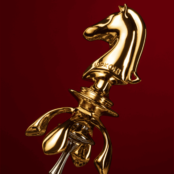 UPKO - THE CHESS The Knight Harnröhrenkatheter Dieses Accessoire hat die Kraft der Vertiefung und ermöglicht eine andere Methode und einen anderen Winkel für den männlichen Orgasmus. Jedes Mal, wenn es benutzt wird, erzeugt es einen Wasserfall aus kristallklaren "Tränen" der Ekstase. Sanfte Neckereien, langsame Bewegungen und verspielte Filme, wie tanzende Perlen auf einem Jadeteller.