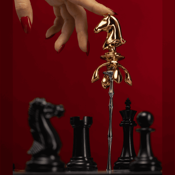 UPKO - THE CHESS The Knight Harnröhrenkatheter Dieses Accessoire hat die Kraft der Vertiefung und ermöglicht eine andere Methode und einen anderen Winkel für den männlichen Orgasmus. Jedes Mal, wenn es benutzt wird, erzeugt es einen Wasserfall aus kristallklaren "Tränen" der Ekstase. Sanfte Neckereien, langsame Bewegungen und verspielte Filme, wie tanzende Perlen auf einem Jadeteller.