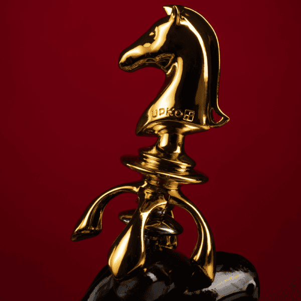 UPKO - THE CHESS The Knight Harnröhrenkatheter Dieses Accessoire hat die Kraft der Vertiefung und ermöglicht eine andere Methode und einen anderen Winkel für den männlichen Orgasmus. Jedes Mal, wenn es benutzt wird, erzeugt es einen Wasserfall aus kristallklaren "Tränen" der Ekstase. Sanfte Neckereien, langsame Bewegungen und verspielte Filme, wie tanzende Perlen auf einem Jadeteller.