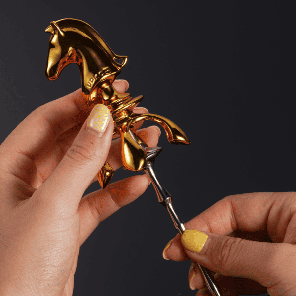 UPKO - THE CHESS The Knight Harnröhrenkatheter Dieses Accessoire hat die Kraft der Vertiefung und ermöglicht eine andere Methode und einen anderen Winkel für den männlichen Orgasmus. Jedes Mal, wenn es benutzt wird, erzeugt es einen Wasserfall aus kristallklaren "Tränen" der Ekstase. Sanfte Neckereien, langsame Bewegungen und verspielte Filme, wie tanzende Perlen auf einem Jadeteller.