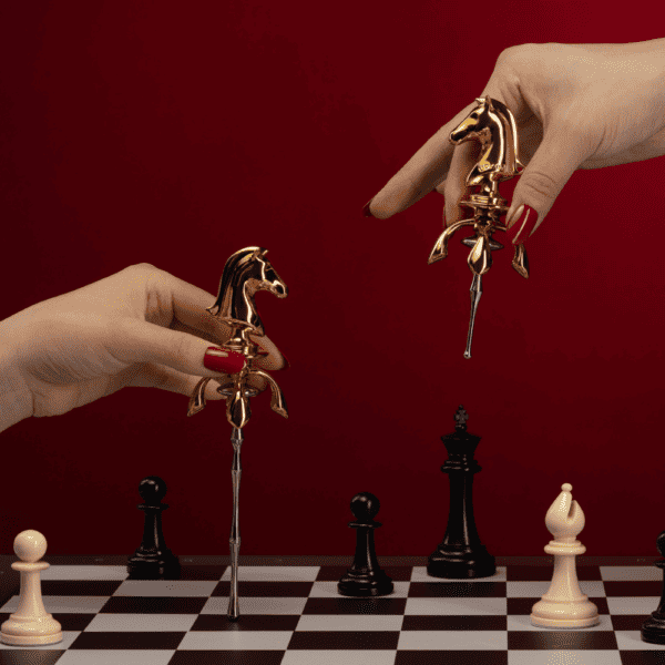 UPKO - THE CHESS The Knight Harnröhrenkatheter Dieses Accessoire hat die Kraft der Vertiefung und ermöglicht eine andere Methode und einen anderen Winkel für den männlichen Orgasmus. Jedes Mal, wenn es benutzt wird, erzeugt es einen Wasserfall aus kristallklaren "Tränen" der Ekstase. Sanfte Neckereien, langsame Bewegungen und verspielte Filme, wie tanzende Perlen auf einem Jadeteller.