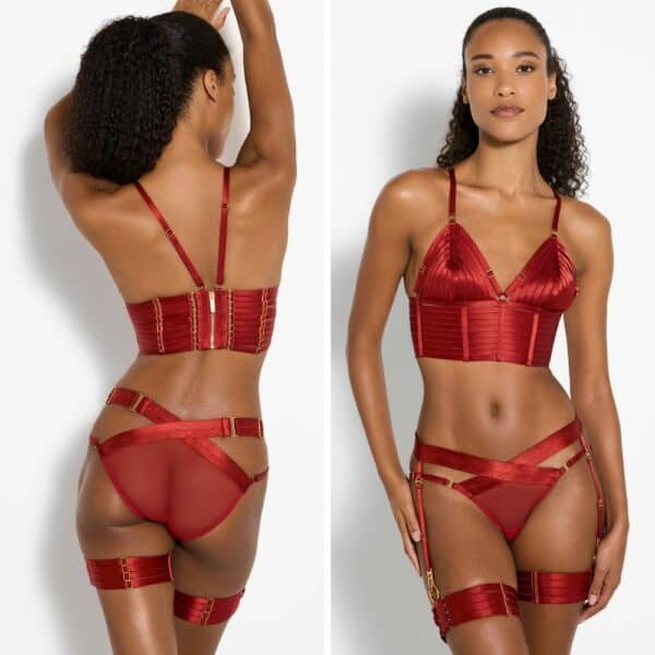 BORDELLE SIGNATURE (6) Foto einer Frau von vorne und von hinten mit einem Crop Top, einem Strapshöschen aus Netzstoff und Bondage Webbed Strumpfbänder in der Farbe Rot