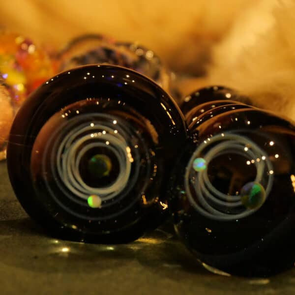 Showroom zeigt eine Sammlung von Crystal Delights Galaxy Plugs und Dildos