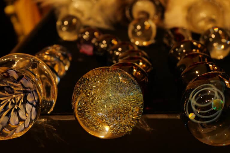 Showroom montrant une collection de dildos Crystal Delights.