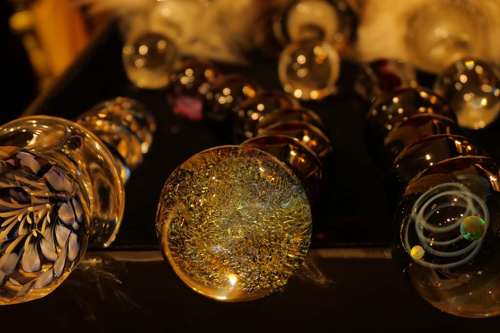 Showroom montrant une collection de dildos Crystal Delights.