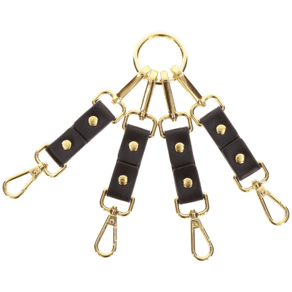 Cadenas de esposas unidas a un anillo de oro.