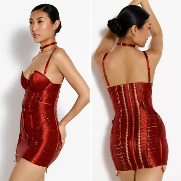 BORDELLE SIGNATURES BURNT RED (12) Photo d'une Femme de 3/4 et de Dos portant un Collier avec Anneau et une Robe Bustier couleur Rouge