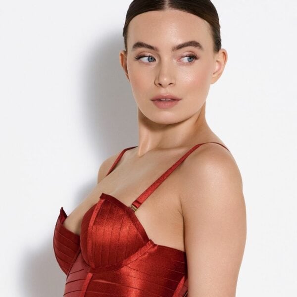 BORDELLE SIGNATUREN BURNT RED (17) Foto einer Frau in Dreiviertelansicht in einem roten Bustierkleid