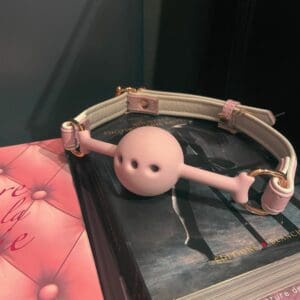 BDSM FAIRY Knebel aus atmungsaktivem Leder und Silikon, verstellbar und mit roségoldfarbenen Details verziert. Ein feminines und luxuriöses Bondage-Accessoire, das exklusiv bei Brigade Mondaine erhältlich ist.
