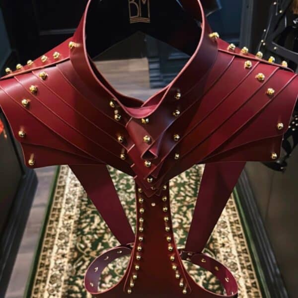 UNA BURKE - Férula corporal de cuero El arnés corporal de cuero burdeos de Úna Burke con herrajes de latón dorado y tornillos de latón es un arnés escultural y versátil que puede llevarse sobre una camisa o sobre la piel desnuda para dar un toque atrevido.