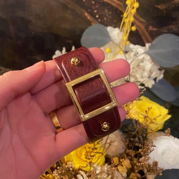 UNA BURKE - Square Slide Stacking Bracelet Merlot Square Slide Stacking Merlot leather bracelet, adjustable from 17 to 20 cm. Handcrafted with vegetable-tanned cowhide and gold-plated brass. Rock chic design with square buckle.