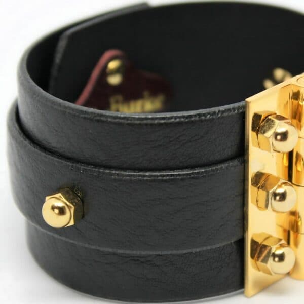 UNA BURKE - Scharnierarmband mit doppeltem Riemen Packshot auf weißem Hintergrund des schwarzen Lederarmbands Twin Strap Hinge von Una Burke.