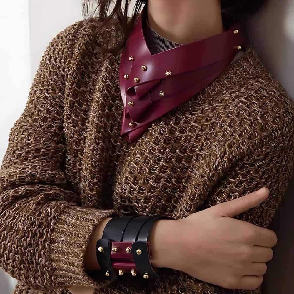 Femme portant un collier en cuir rouge una burke.
