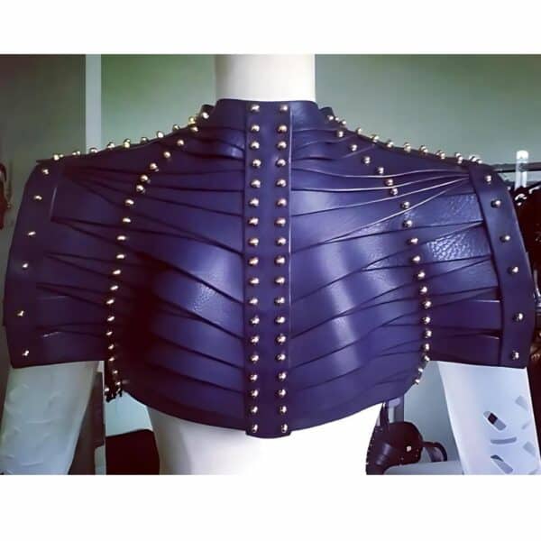 UNA BURKE - Rüstungsjacke aus Leder Foto eines blauen Lederoberteils von Una Burke an einer Schaufensterpuppe.