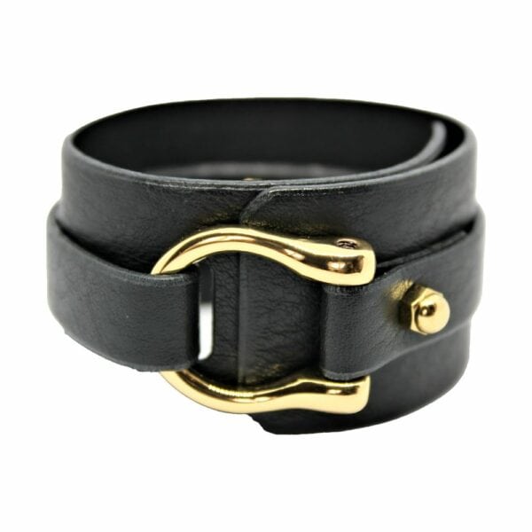 UNA BURKE - Manchette Wide D Noir Packshot sur fond blanc de la menotte wide D stacking en cuir noir de Una Burke.
