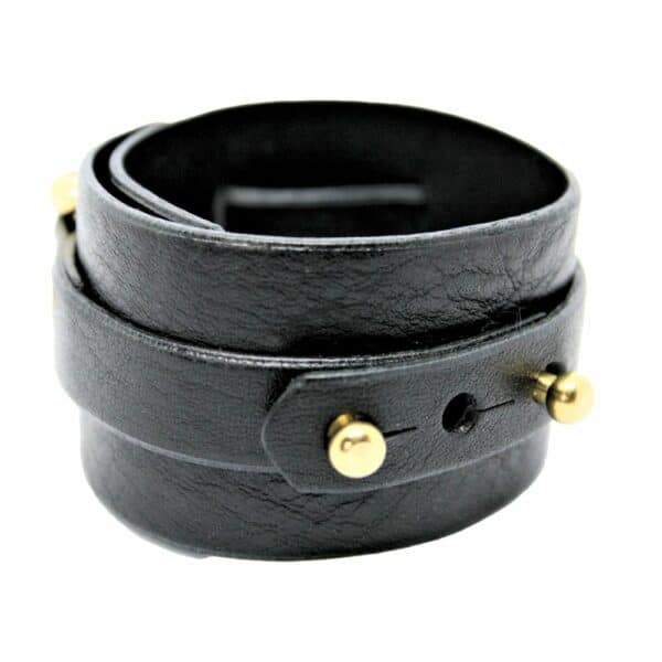 UNA BURKE - Manchette Wide D Noir Packshot sur fond blanc de la menotte wide D stacking en cuir noir de Una Burke.