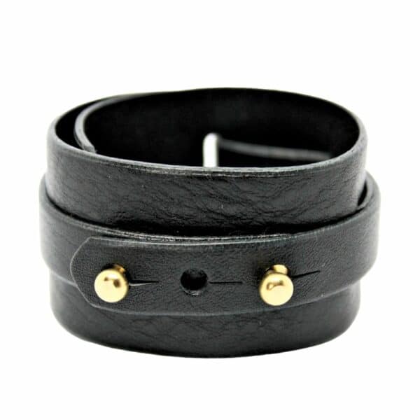 UNA BURKE - Manchette Wide D Noir Packshot sur fond blanc de la menotte wide D stacking en cuir noir de Una Burke.