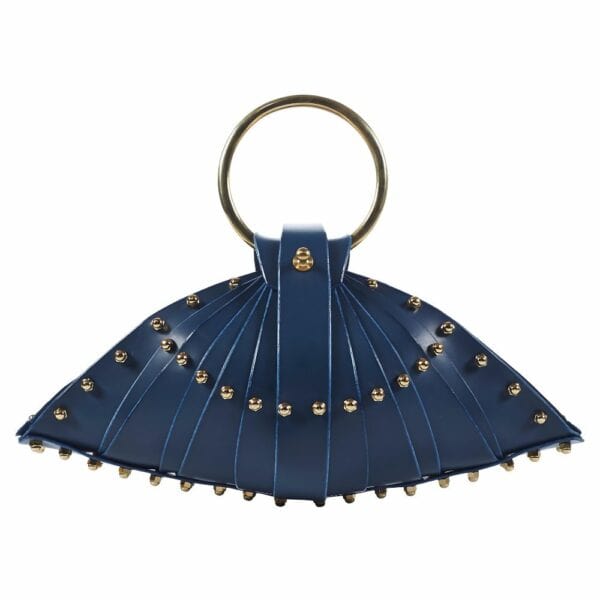 UNA BURKE - Sac Shell Blueberry Packshot sur fond blanc du sac blueberry shell en cuir bleu.