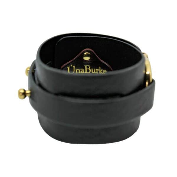 UNA BURKE - Manchette Wide D Noir Packshot sur fond blanc de la menotte wide D stacking en cuir noir de Una Burke.