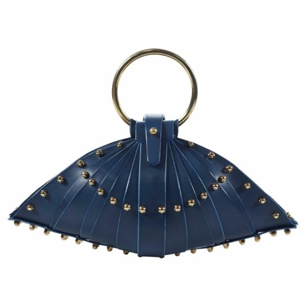 UNA BURKE - Sac Shell Blueberry Packshot sur fond blanc du sac blueberry shell en cuir bleu.
