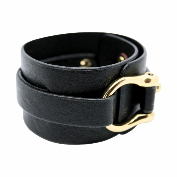 UNA BURKE - Manchette Wide D Noir Packshot sur fond blanc de la menotte wide D stacking en cuir noir de Una Burke.