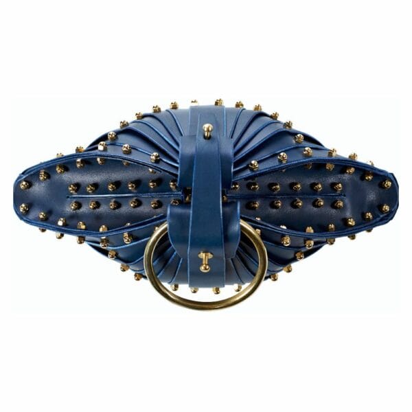 UNA BURKE - Sac Shell Blueberry Packshot sur fond blanc du sac blueberry shell en cuir bleu.