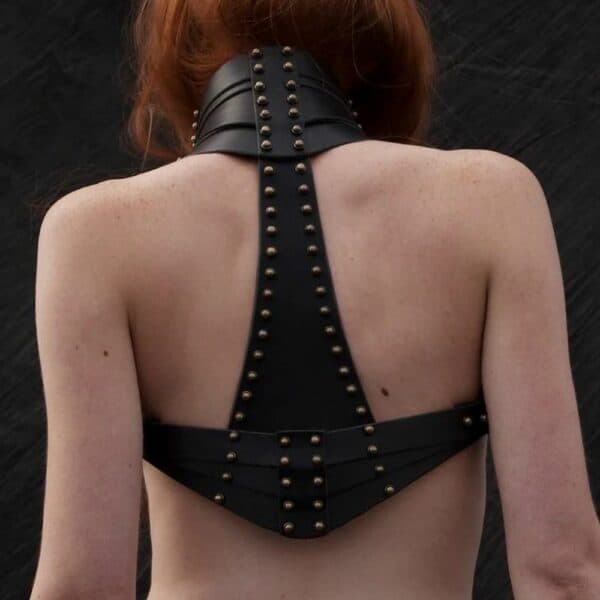 UNA BURKE - Schulterholster Leder Schwarzer Hintergrund des Rückens einer Frau, die ein Una burke-Oberteil aus schwarzem Leder trägt.