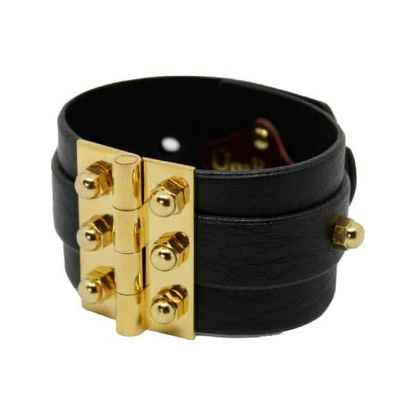 UNA BURKE - Scharnierarmband mit doppeltem Gurt) Packshot auf weißem Hintergrund des Twin Strap Hinge-Armbands aus schwarzem Leder.
