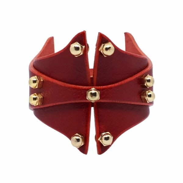 UNA BURKE - Horizontal Cuff Armband Cherry Packshot auf weißem Hintergrund von Una Burkes horizontaler Handfessel aus schwarzem Leder.