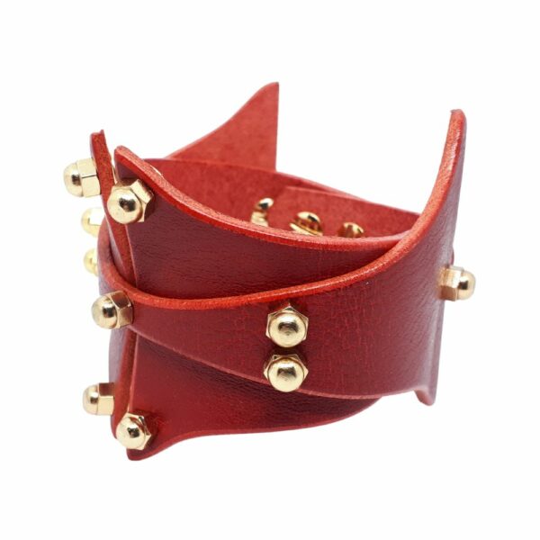 UNA BURKE - Horizontal Cuff Armband Cherry Packshot auf weißem Hintergrund von Una Burkes horizontaler Handfessel aus schwarzem Leder.