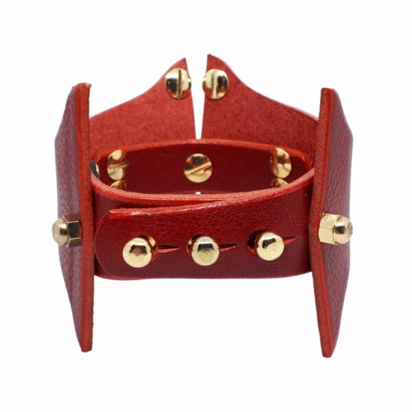 UNA BURKE - Horizontal Cuff Armband Cherry Packshot auf weißem Hintergrund von Una Burkes horizontaler Handfessel aus schwarzem Leder.