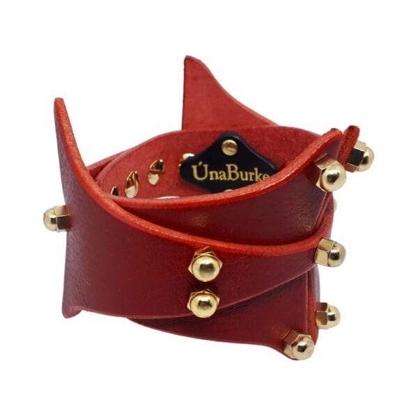 UNA BURKE - Horizontal Cuff Armband Cherry Packshot auf weißem Hintergrund von Una Burkes horizontaler Handfessel aus schwarzem Leder.