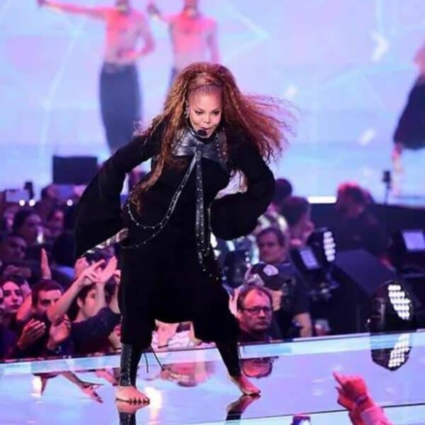 UNA BURKE - Schulterholster Leder Janet Jackson trägt bei einem Konzert ein Una Burke-Top.