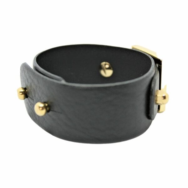 UNA BURKE - Square Slide Stacking Armband Schwarz Packshot auf weißem Hintergrund von Una Burkes Wide-D-Stacking-Handschelle aus schwarzem Leder.
