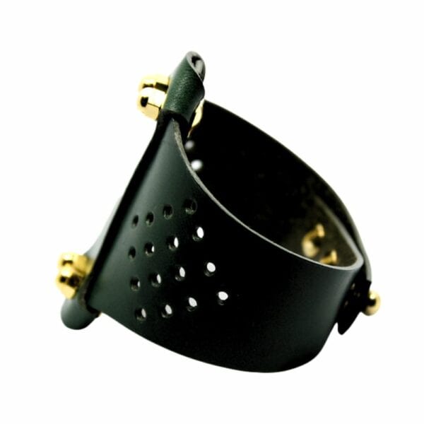 UNA BURKE - Vertical Cuff Bracelet Noir Packshot sur fond blanc de la menotte unisexe horizontale de Una Burke en cuir noir.