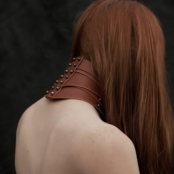 UNA BURKE Frau von hinten, die eine braune Una Burke-Lederhalskette trägt.